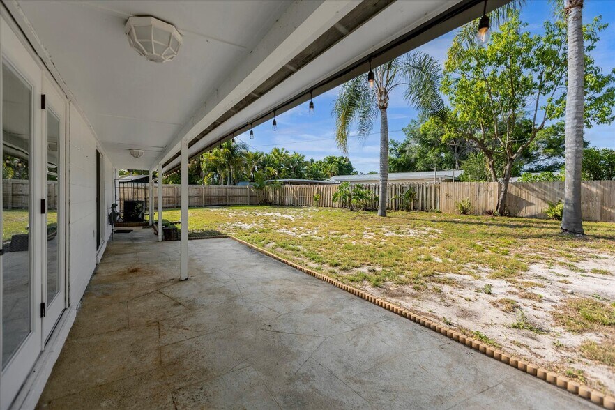 Building Photo - 641 Sherwood Dr