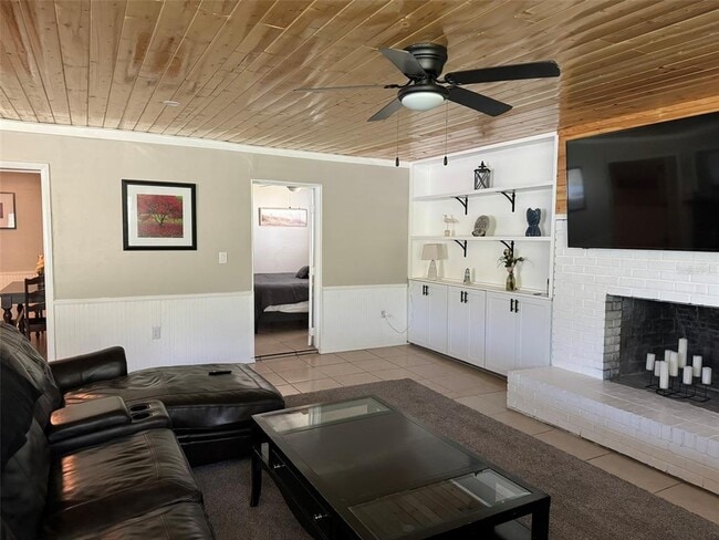 Building Photo - 2811 Poinciana Ct