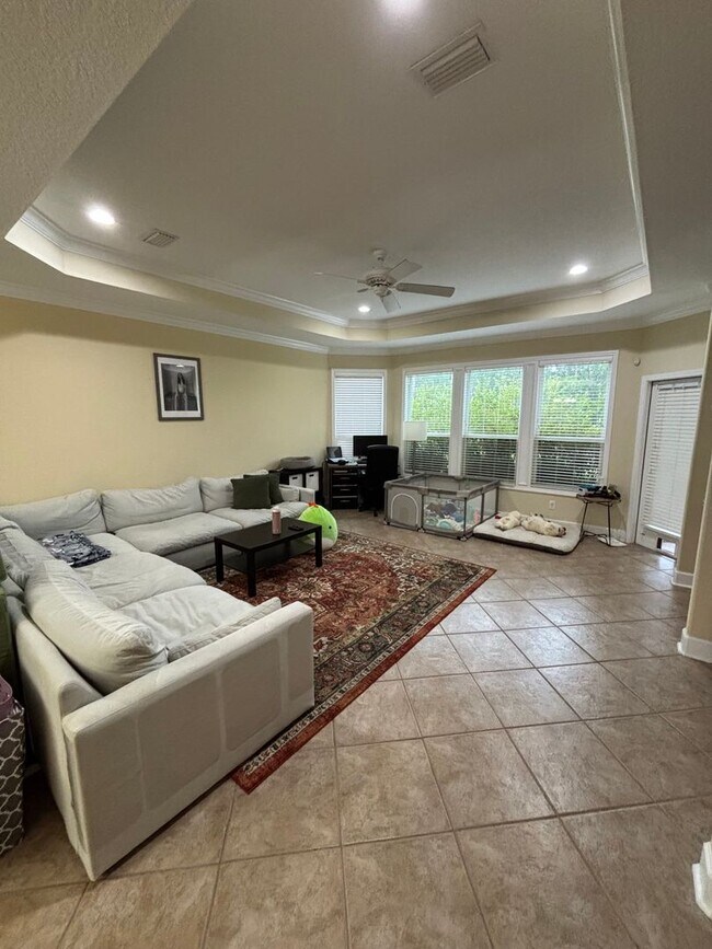 Building Photo - Rare find! 4/2 in Laurel Island