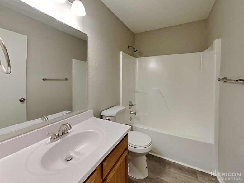 Building Photo - 1679 Long Lake Dr