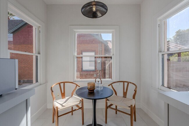 Building Photo - Rare 2 Bed 2 Bath Remolded Home in FQ Hist...