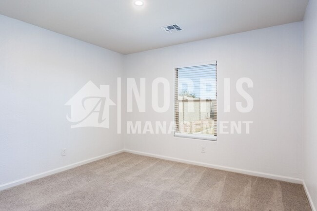 Building Photo - Beautiful Large Home Very Close to Freeway