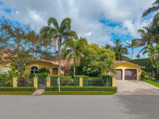 Building Photo - 330 Royal Plaza Dr
