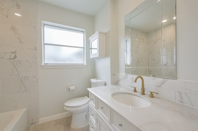 Building Photo - 2114 Shasta Dr