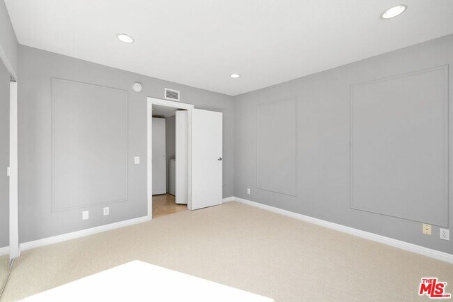 Building Photo - 1732 Palisades Dr