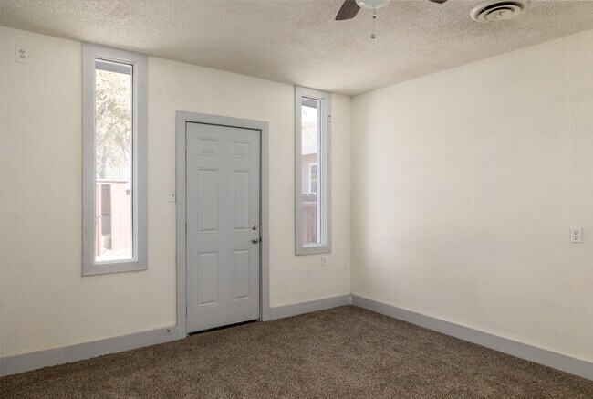 Building Photo - 626 W San Joaquin Ave