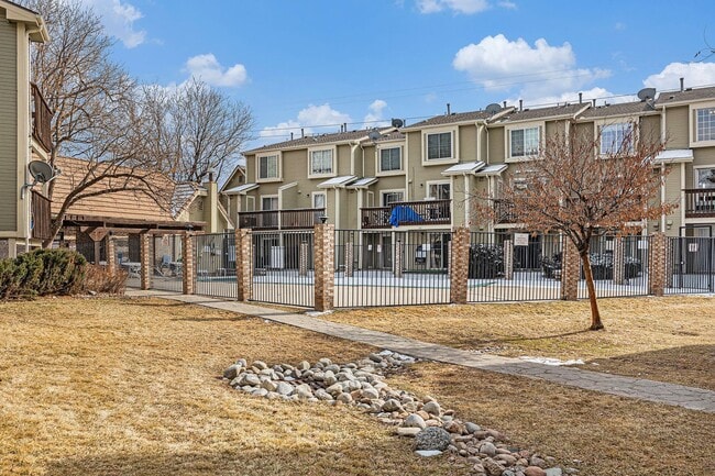 Building Photo - Cozy 2-bed townhome w/ laundry and communi...