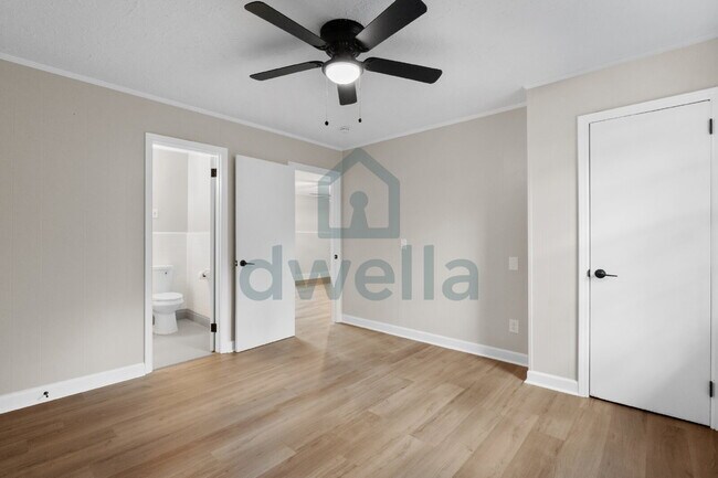 Building Photo - "Charming 5-Bedroom Oasis with 2 Full Bath...