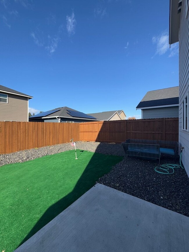 Building Photo - Peaceful Living Just Minutes from Town