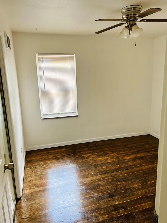 One Room - 9968 Northampton Dr