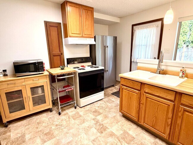 Building Photo - Cozy & Private Fircrest Unit with Garden Space