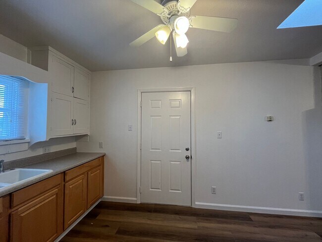 Building Photo - 1434