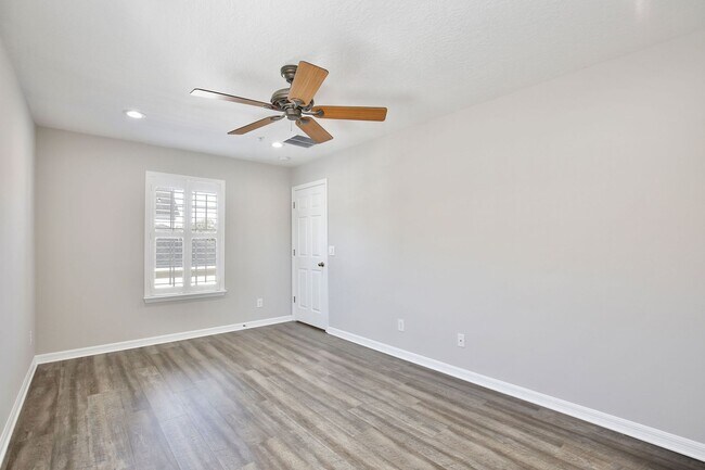 Building Photo - Modern 1/1 Spacious Apartment with 1 Car G...