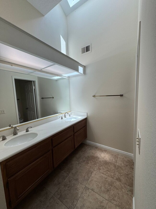 Building Photo - 3 Bed, 3 Bath Two-Story Condo - 9 Georgetown.