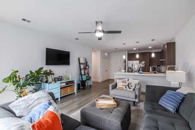 Building Photo - 2213 Poquito St