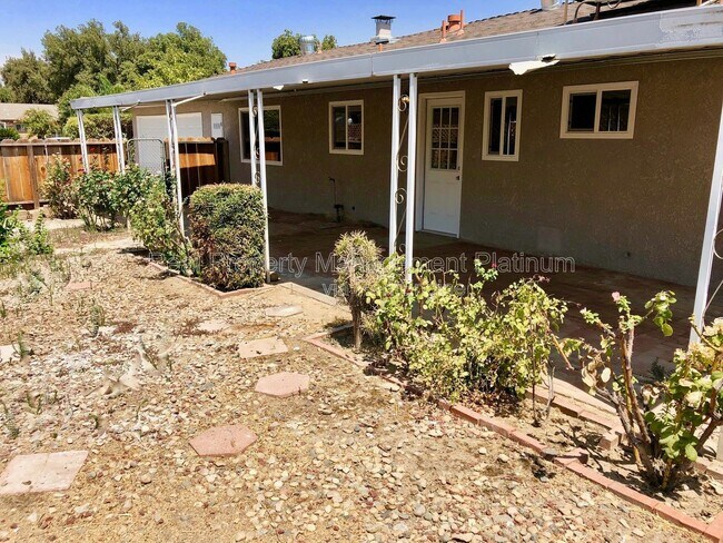 Building Photo - 3653 N Shirley Ave