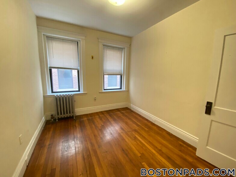 Building Photo - 27 Park Dr