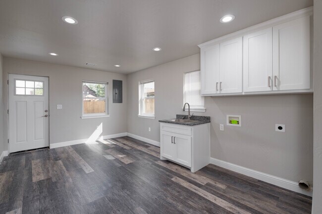 Building Photo - 2007 7th Ave