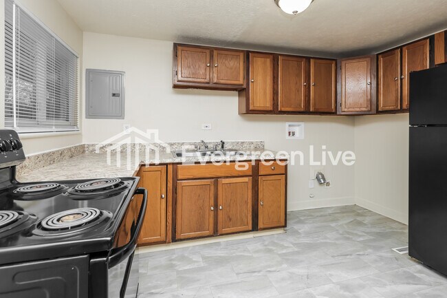 Building Photo - 4760 Rolling St