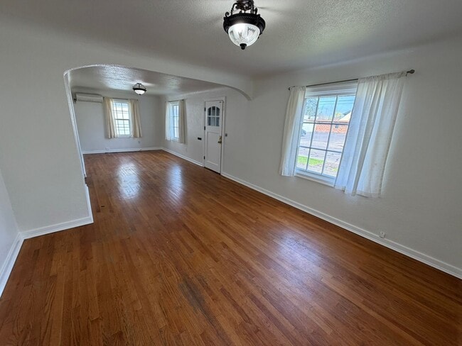 Building Photo - Charming 3 Bedroom with a Large Fenced Yard!