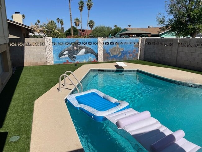 Building Photo - 6 Bed/4.5 Bath Home Close to ASU