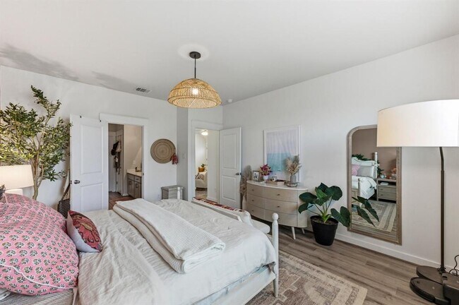 Building Photo - 159 Threshing Rd