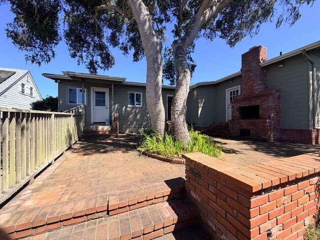 Building Photo - 3 Bed and 3 Bath Home Located Off of Forest Ave