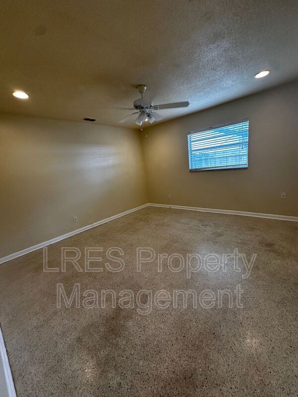 Building Photo - 2719 Merrie Oaks Rd