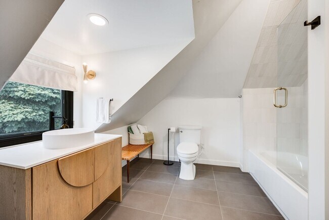 Building Photo - Charming 2BR House in Denver