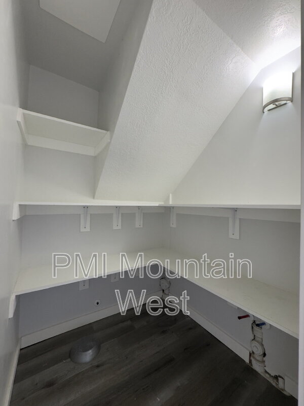 Building Photo - 1520 Merlin Dr