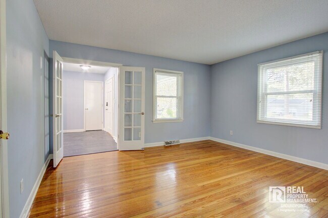 Building Photo - 209 Chucker Dr
