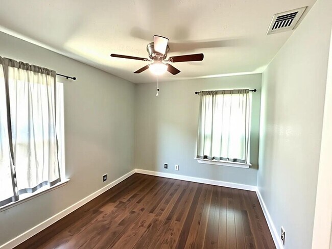 Building Photo - *COMING SOON* *MOVE IN SPECIAL* Spacious 3BR with Office & Large Fenced Backyard!