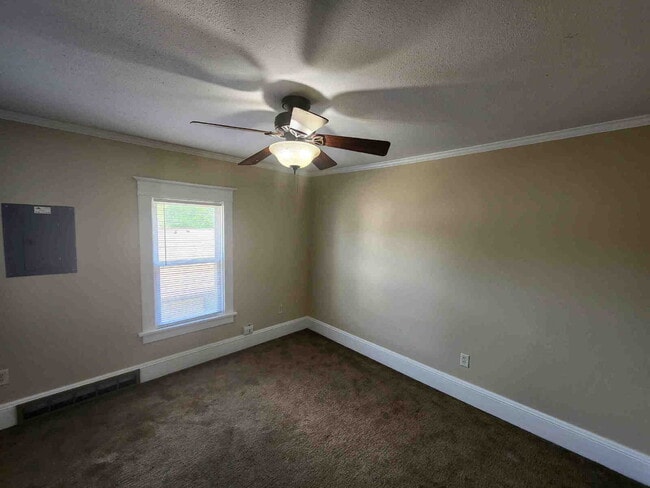 Building Photo - Large Bedrooms UPPER Oshkosh $1025