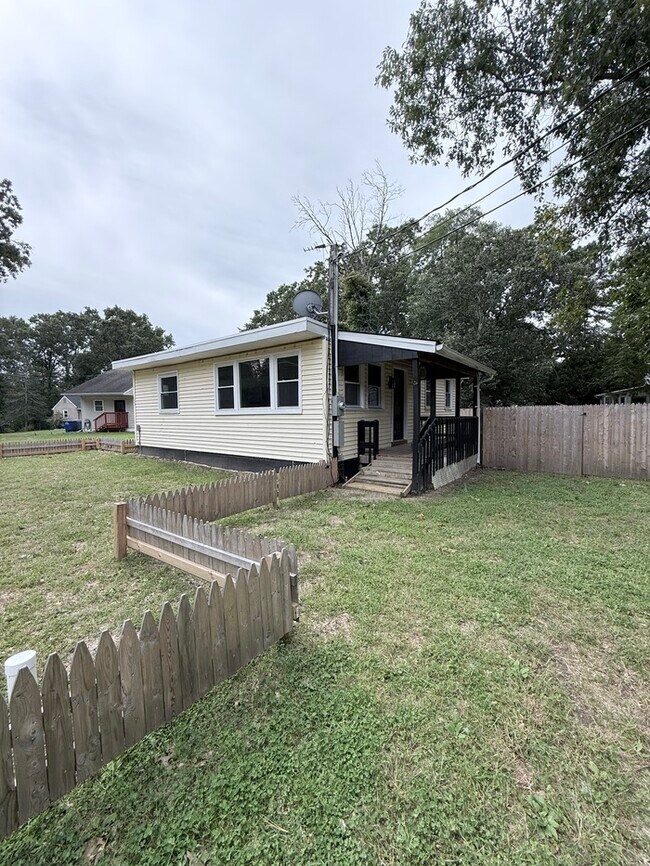 Building Photo - 2502 Range Rd