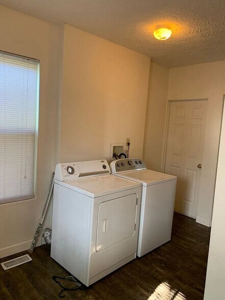 Building Photo - 404 Young St