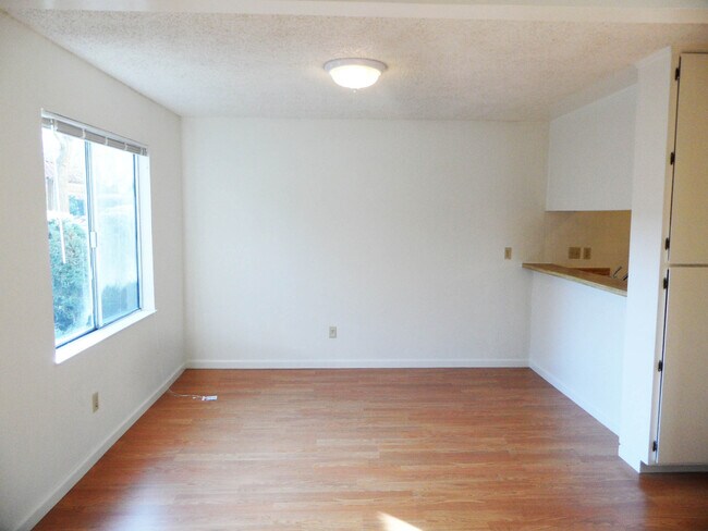 Building Photo - Cozy condominium in Blossom Valley. Hardwood floor, dishwasher, balcony.