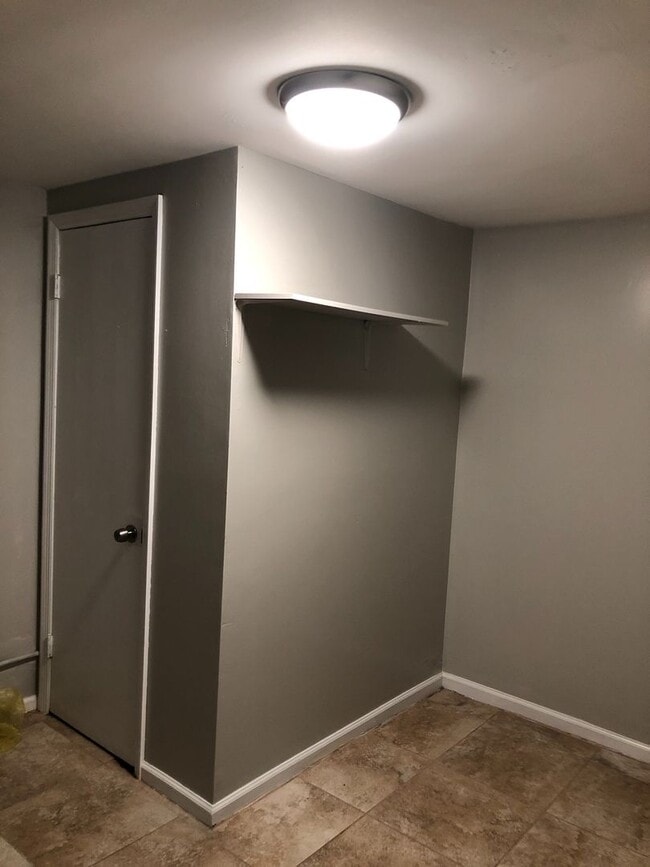 Building Photo - 2 Story Home Offering 3 bedrooms and 1 bath