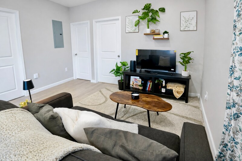 Building Photo - 148 E Rosslynn Ave