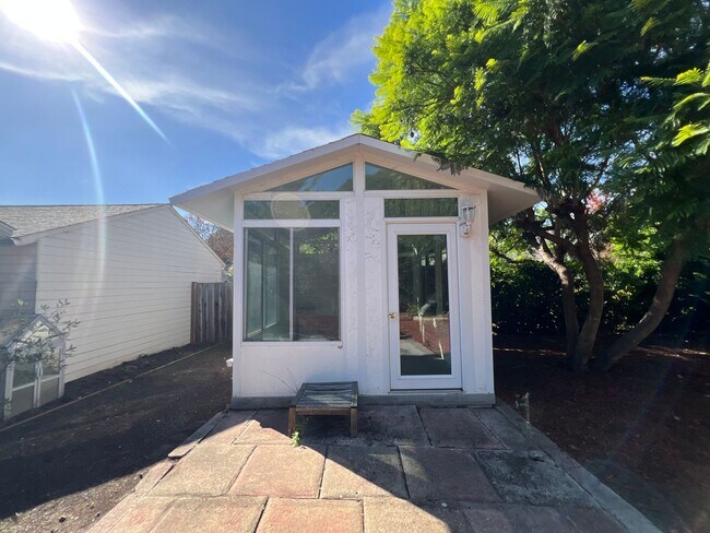 Building Photo - 2 Bedroom/1 Bath Available in Oakland!