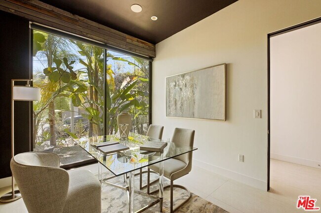 Building Photo - 1516 Forest Knoll Dr