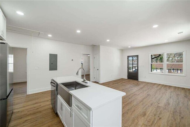 Building Photo - 936 Byron Dr SW