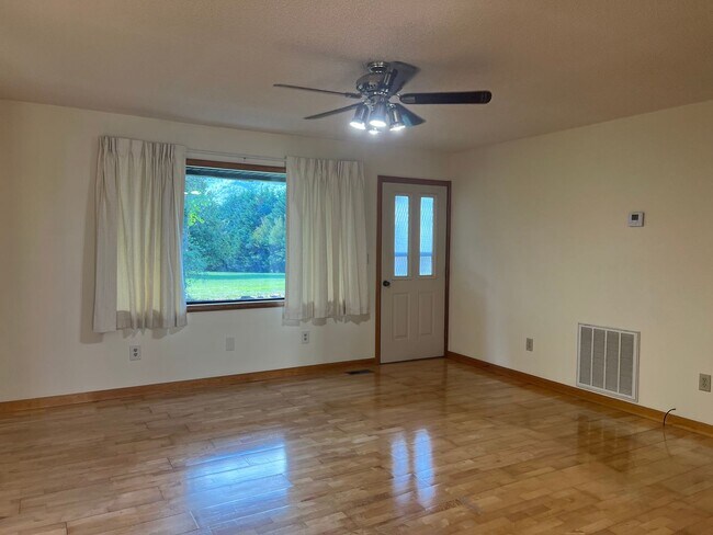 Building Photo - 2 bedroom, 1.5full bath House for rent on ...