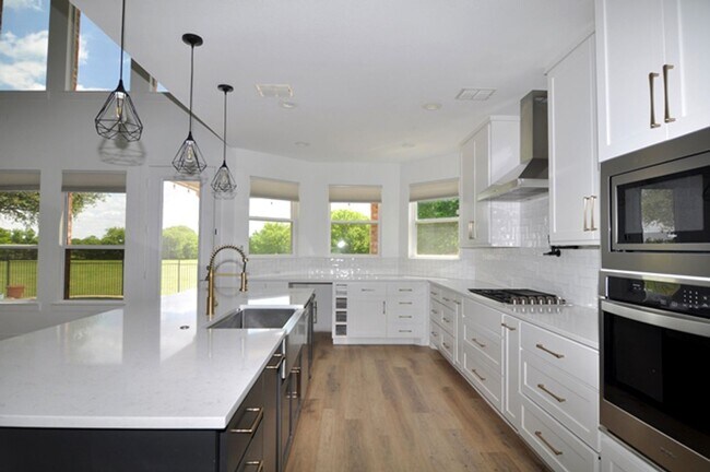 Building Photo - Stunning 4-2.5-2 with sparkling POOL in Gr...
