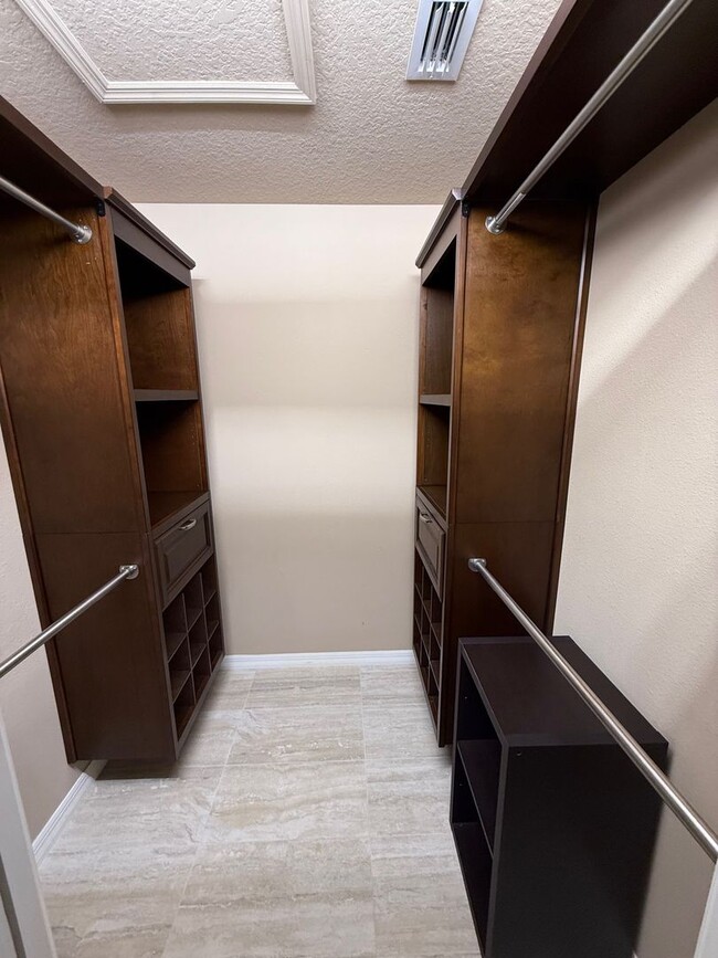 Building Photo - NEWLY LISTED!! Beautifully Updated 3-Bed/2-Bath Home in Sarasota!