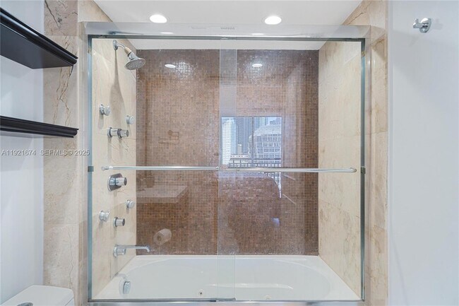 Building Photo - 540 Brickell Key Dr