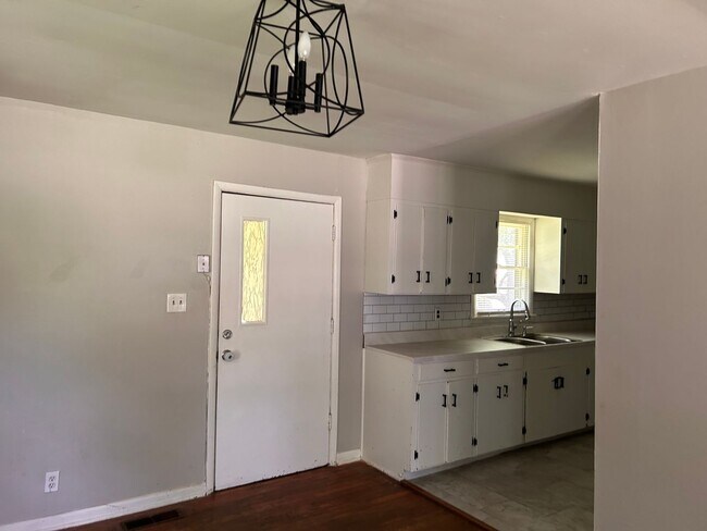 Building Photo - 3br 1Ba and a large back yard with move in special for July!