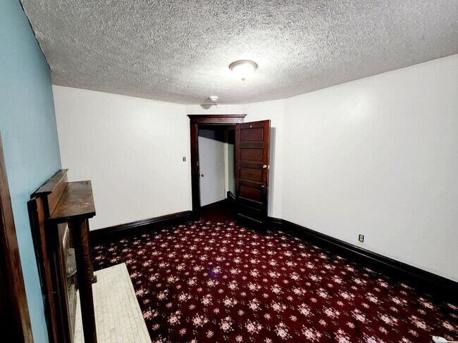 Building Photo - 5 Bedroom/ 2 Bathroom House - Downtown Available - 06/04/2026