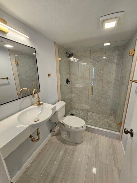 Downstairs Bathroom - 11922 Congressional Dr