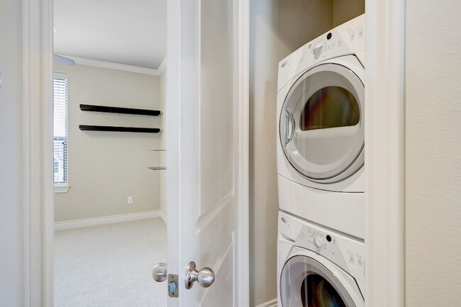 Building Photo - 8906 Lakeshore Bend Dr