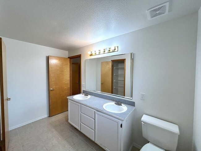Building Photo - 3 bedroom Rambler in Browns point
